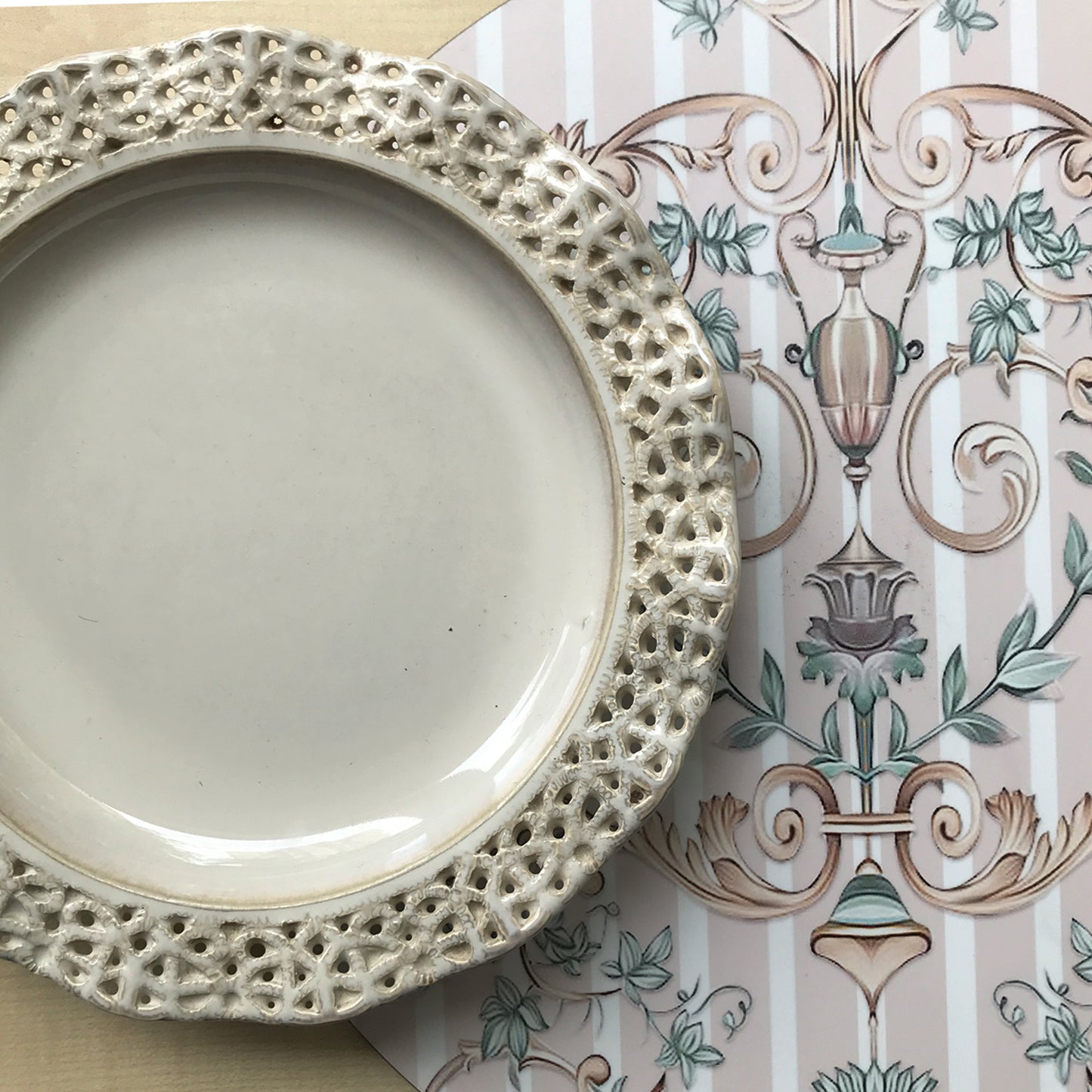 Pale florids Round Tablemat