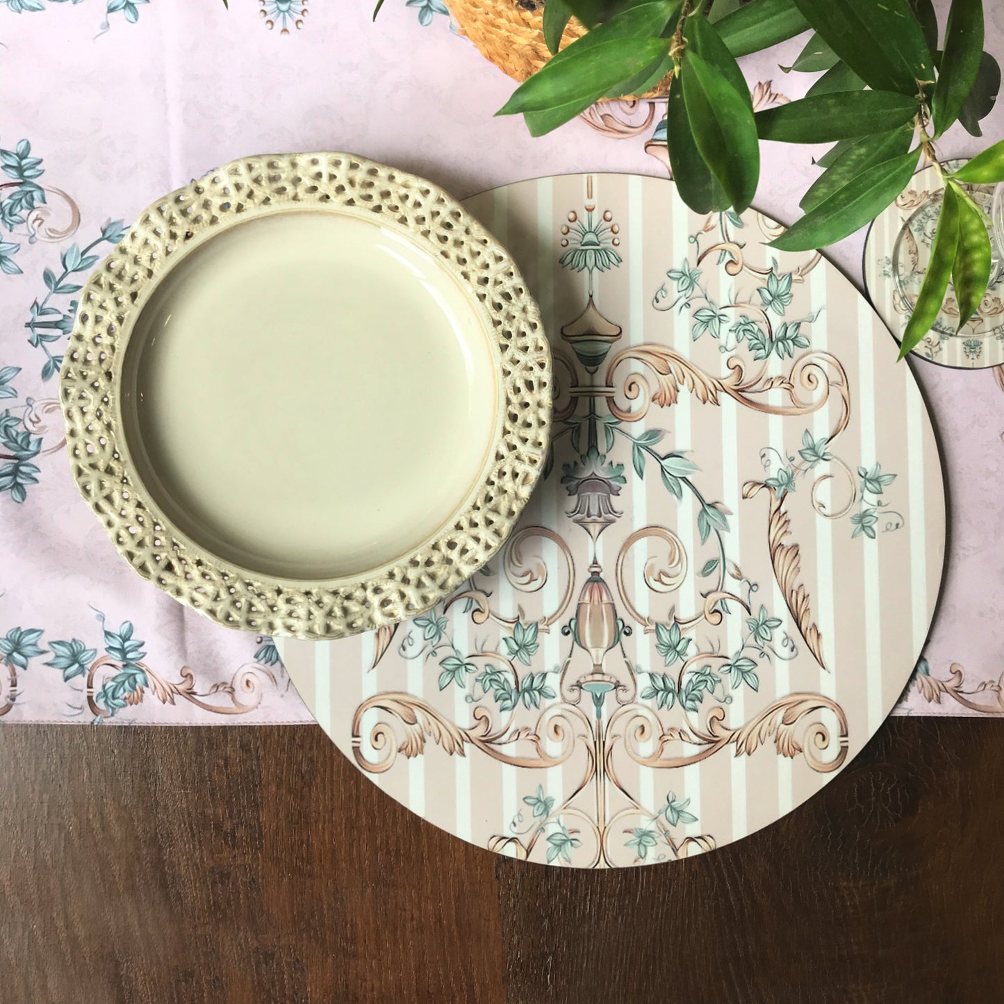 Pale florids Round Tablemat