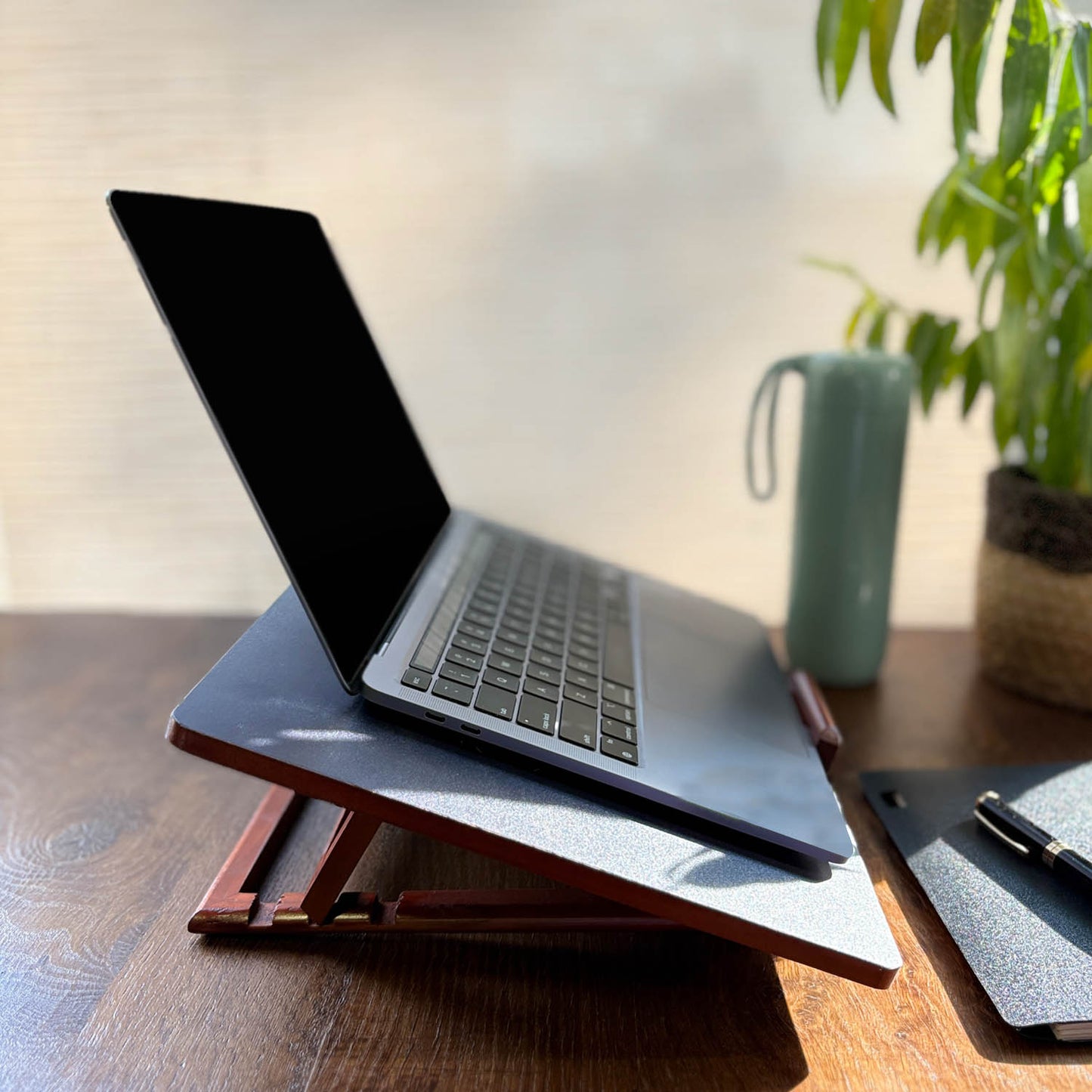 Aeronautical Laptop Stand